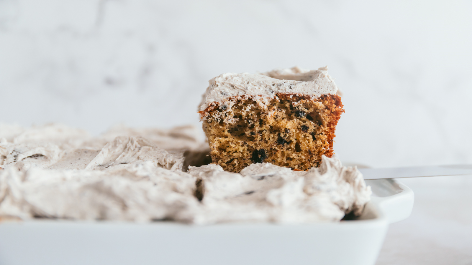 Close up of a finished Cookies 'N Cream Cake.