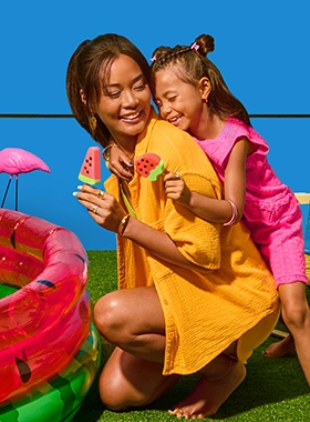 Cool Cravings: Frozen Treats That Turn Freezers into Revenue Drivers Frozen favorites can drive impulse buys and premium appeal! A major hotel chain recently reimagined their micro market by stocking it with our top-selling, name-brand frozen singles, turning the freezer into a revenue-driving asset. Meanwhile, a regional restaurant chain added a Häagen-Dazs® mini flight to their menu, creating a shareable, family-style dessert that aligned perfectly with their menu concept. Paired with sauces and dry toppings, it delivered a customizable, next-level dessert experience.